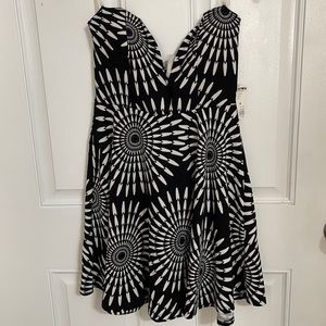 Black and white beautiful detailed STRAPLESS low cute short dress!